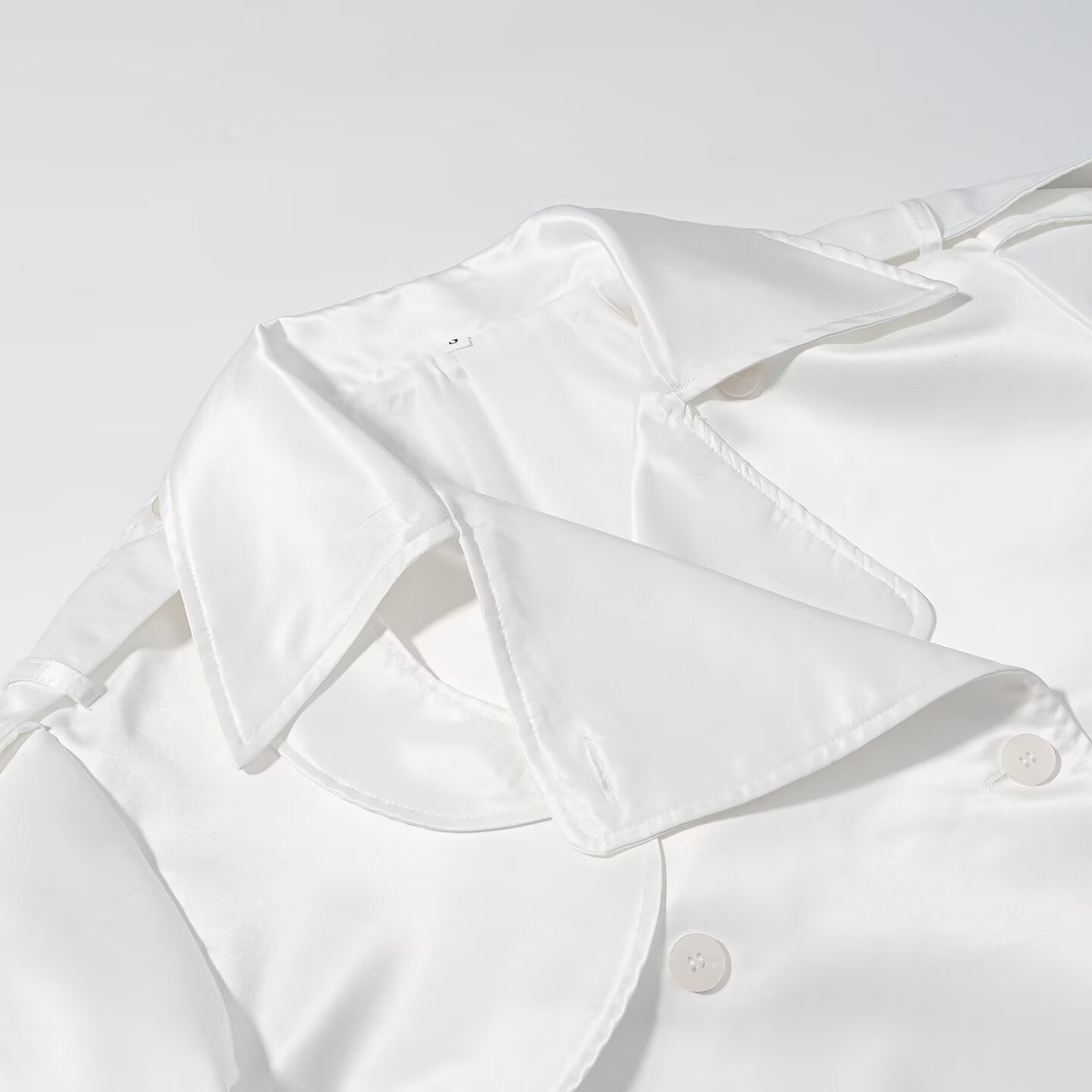 Long sleeved white double breasted loose jacket for women